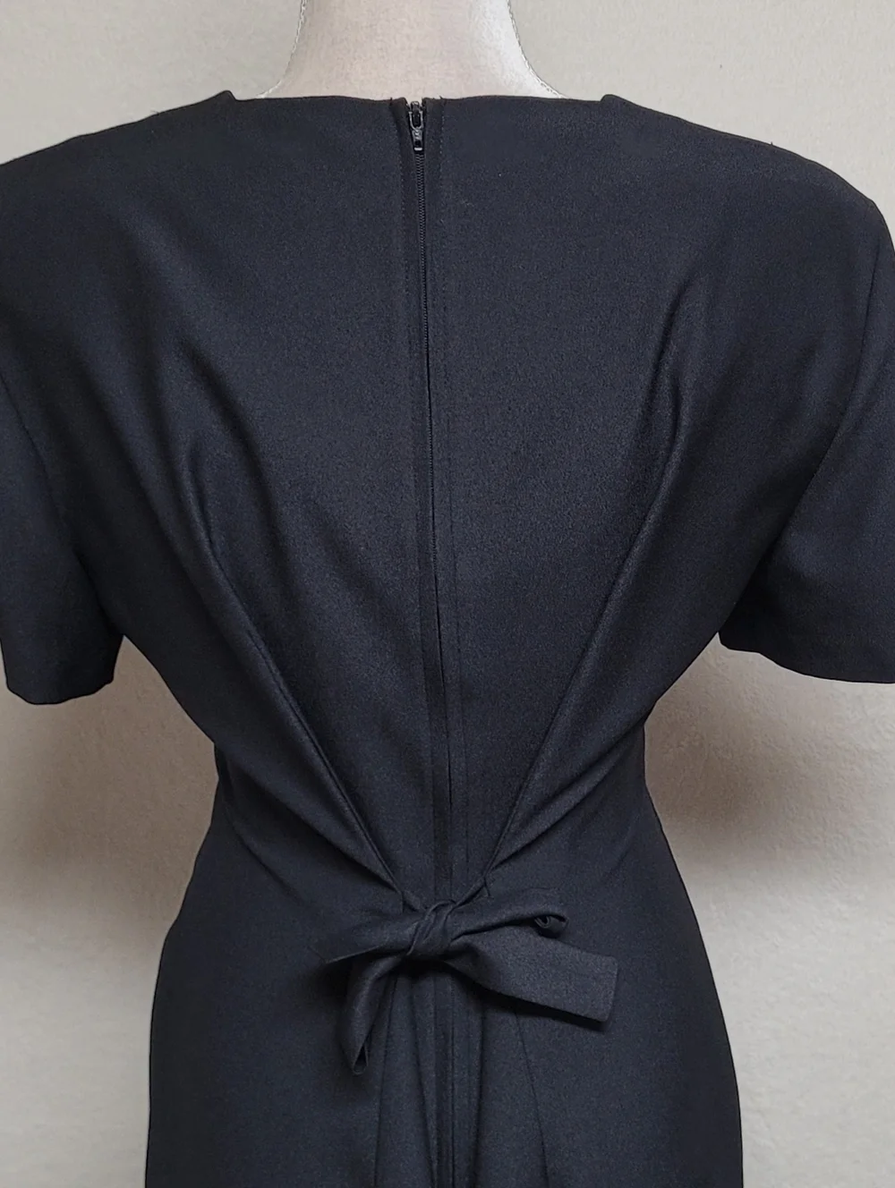 90s Vintage Miss Scarlett Black Satin Crepe Frog Clasp Closure Midi Wiggle Dress - Picture 9 of 11